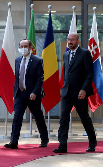 В Брюссель на переговоры прилетел премьер Косово Авдулах Хоти (слева). Косовский президент Хашим Тачи, обвиненный Гаагской спецпрокуратурой в военных преступлениях, предпочел остаться дома