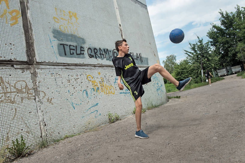 Егор не может поймать мяч, потому что правый локоть, кисть и пальцы не работают