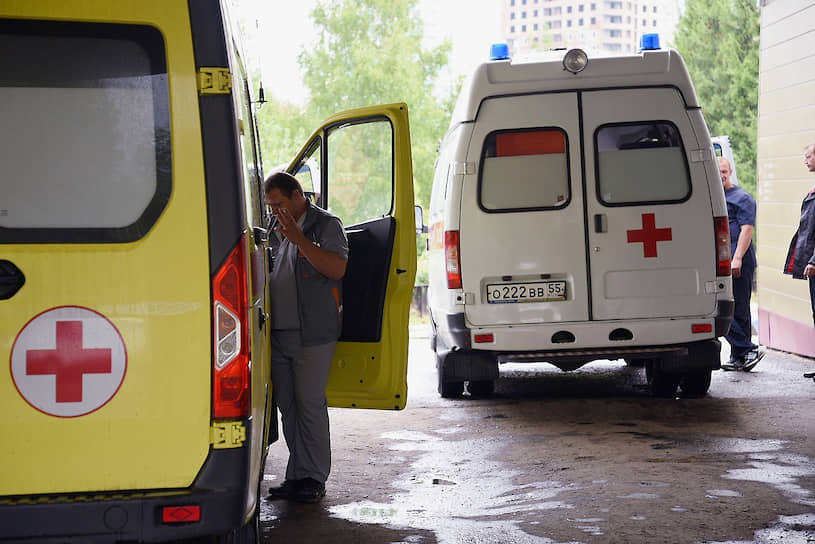 Автомобили скорой медицинской помощи перед входом в больницу