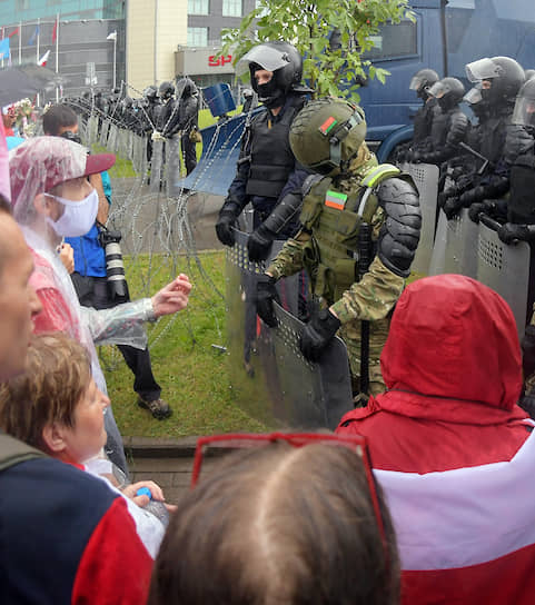 И ОМОН способен склонить голову перед протестующими