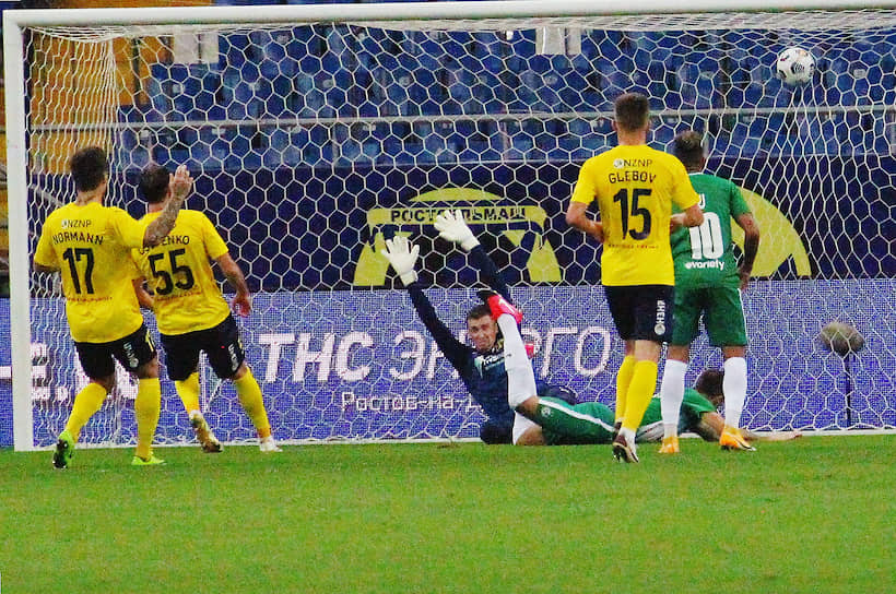 Футболисты «Ростова» (в желтой форме), быстро поведя в счете в матче с «Маккаби», пропустили два мяча и закончили еврокубковую кампанию