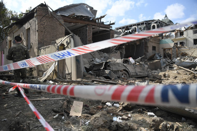 В Гяндже ракетой полностью разрушило многоквартирный жилой дом. Девять человек погибло, более 30 ранено