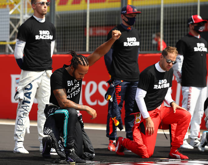 Льюис Хэмилтон (второй слева) является главным вдохновителем преклонения колена перед гонками в знак солидарности с движением Black Lives Matter. Далеко не все пилоты поддерживают шестикратного чемпиона мира