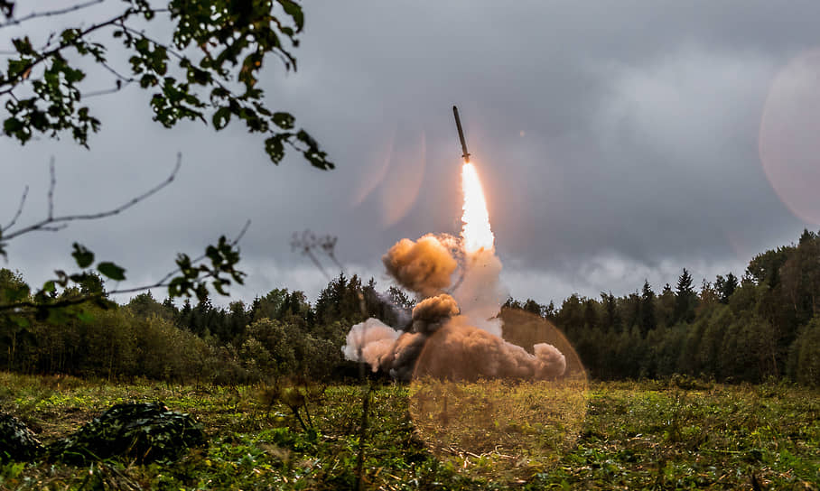 В Кремле считают выход США из Договора о РСМД «серьезной ошибкой, которая усиливает риски развязывания гонки ракетных вооружений» — и поэтому готовы обсуждать с Западом новые правила игры с крылатыми «Искандерами»