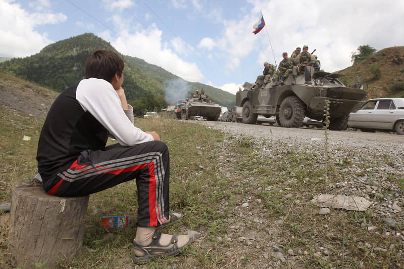 Военная техника 58-й армии России на Транскавказской магистрали при въезде в город Цхинвал в августе 2008 года