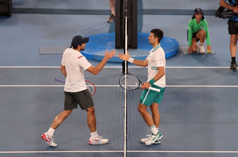 Поражение Аслана Карацева (слева) от Новака Джоковича не смогло смазать хорошее впечатление от выступления россиянина, который стал главной сенсацией нынешнего Australian Open