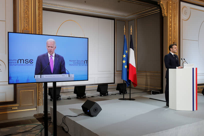 Президент США Джо Байден (на экране) и президент Франции Эмманюэль Макрон