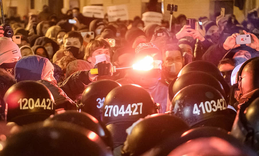 Участники митинга протеста в Киеве, где в поддержку активиста «Правого сектора» вышли более 2 тыс