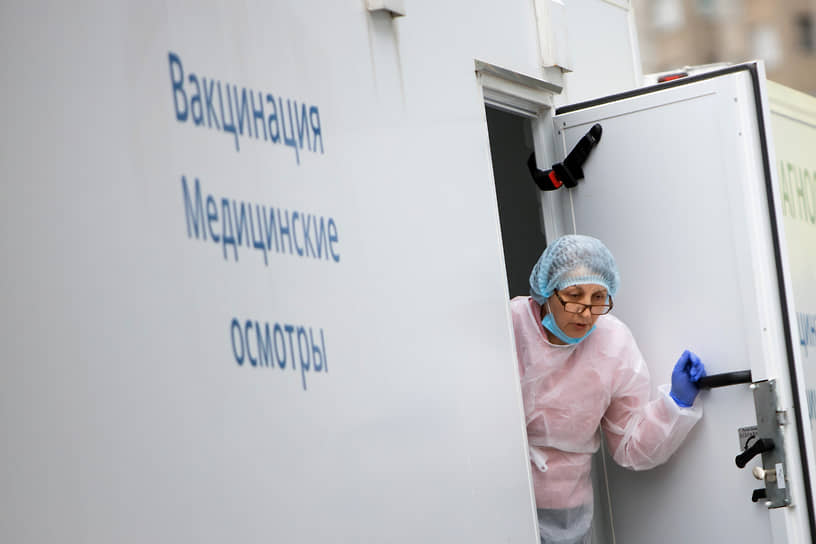 Государственные клиники Москвы из-за все увеличивающегося числа коронавирусных пациентов перешли на особый режим работы