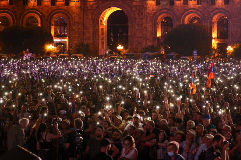 Сторонники и. о. премьер-министра Армении Никола Пашиняна на митинге после выборов