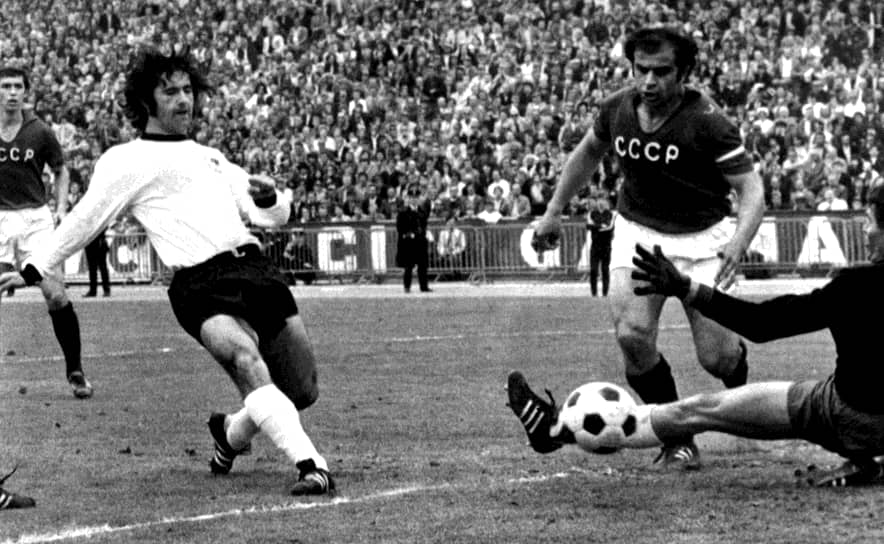 В 1972 году Герд Мюллер (слева) в финале чемпионата Европы забил в ворота сборной СССР два из трех немецких голов