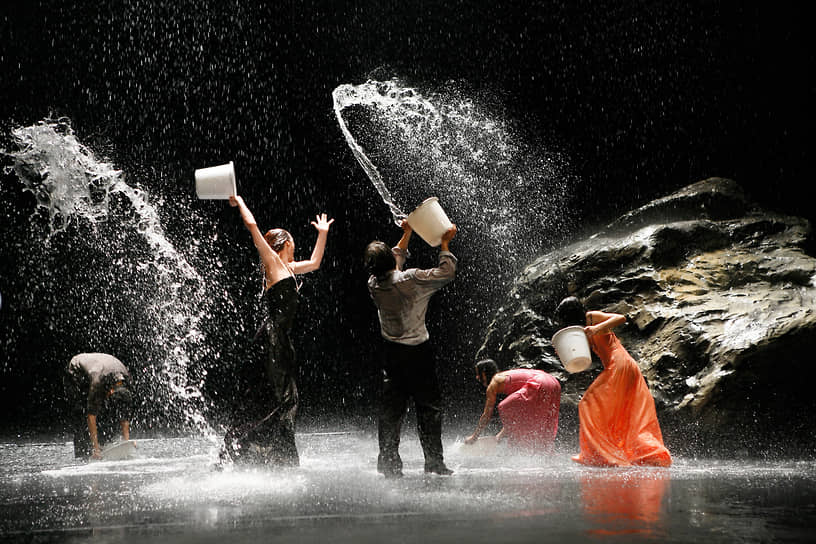 В спектакле «Полнолуние» артисты чувствуют себя как рыбы в воде