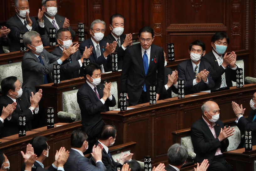 Премьер-министр Японии Фумио Кисида (в центре)