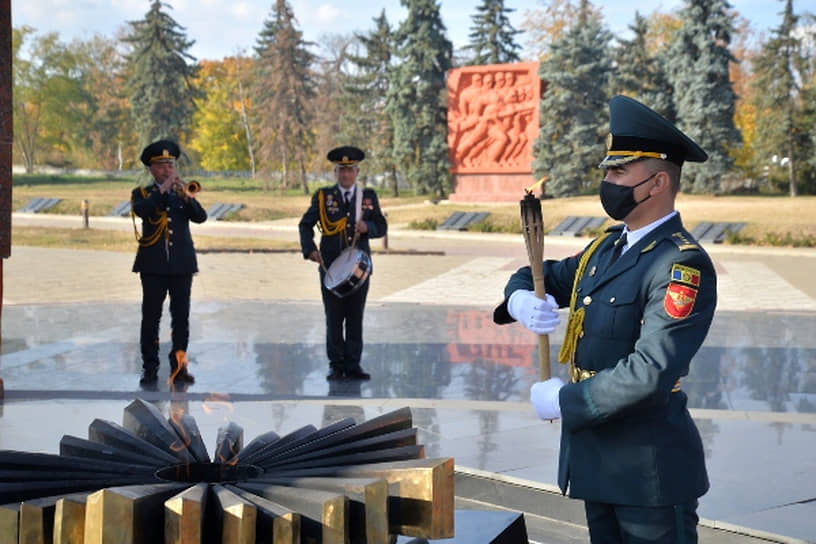 Вечный огонь в мемориальном комплексе «Вечность» в Кишиневе