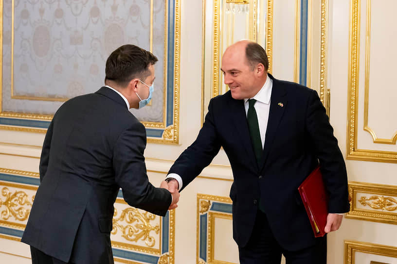 Президент Украины Владимир Зеленский (слева) жмет руку министру обороны Великобритании Бену Уоллесу