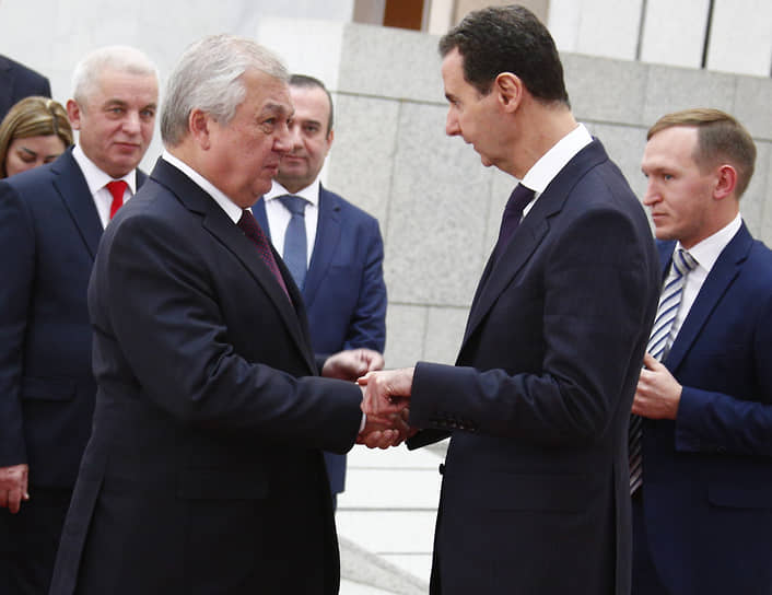 Встреча генерал-полковника Михаила Мизинцева (слева), спецпредставителя президента РФ Александра Лаврентьева (второй слева) с президентом Сирии Башаром Асадом (второй справа)