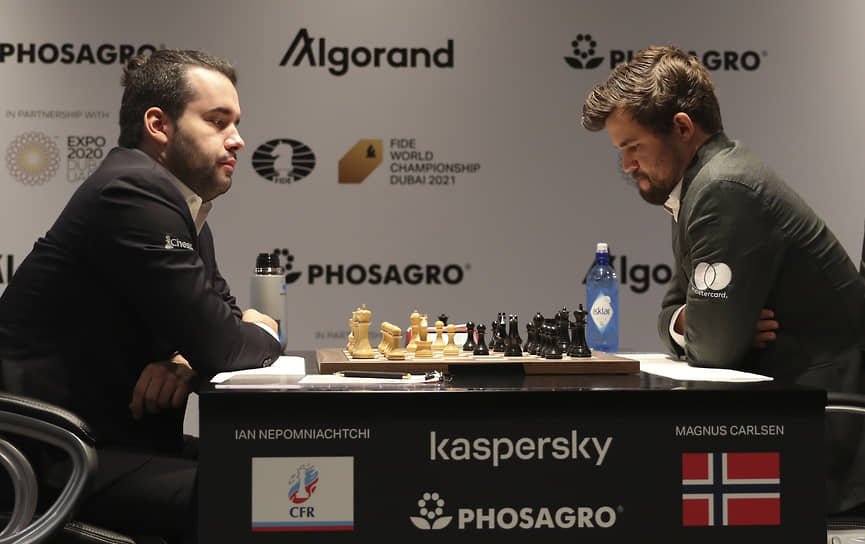 Первые пять партий между Яном Непомнящим (слева) и Магнусом Карлсеном завершились вничью, но ближе к победе был все же российский 
