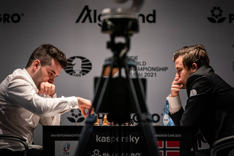 Ян Непомнящий (слева) второй раз подряд проиграл Магнусу Карлсену, допустив грубейшую ошибку
