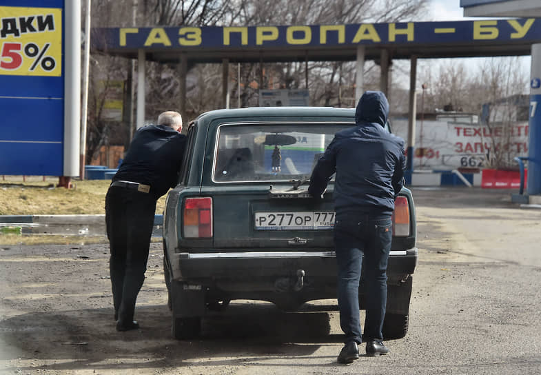 Переход на газобаллонное оборудование отнимает у автовладельцев слишком много времени, считают в Совфеде