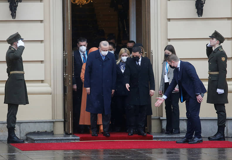 Президента Турции Реджепа Тайипа Эрдогана (на фото в центре с украинским лидером Владимиром Зеленским) в Киеве приняли не только как важного гостя, но и как «настоящего друга»