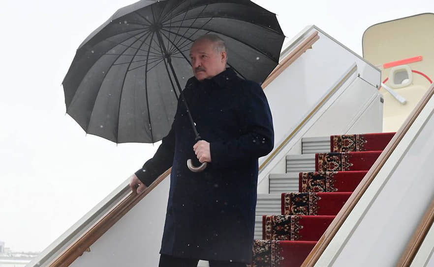 Александр Лукашенко появился в Москве под зонтиком. Причем сразу под ядерным