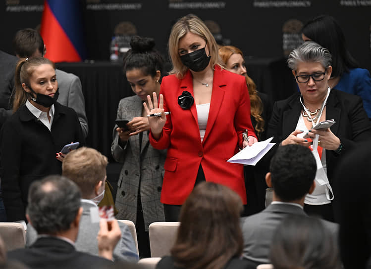 Официальный представитель МИД РФ Мария Захарова перед пресс-конференцией министра умиротворяла журналистов своим брифингом