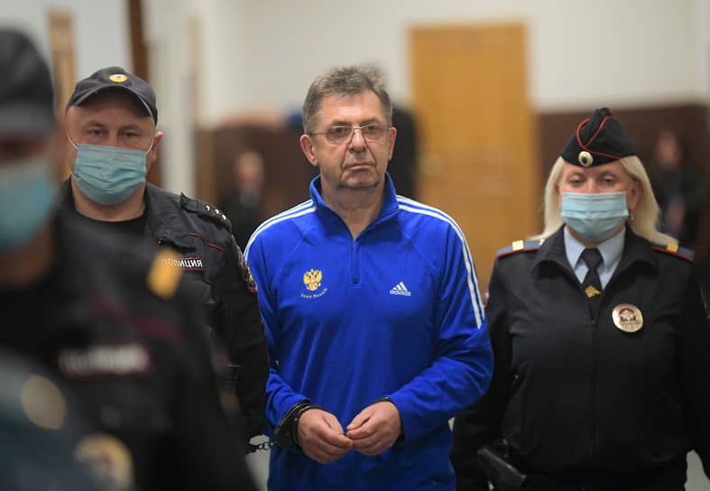 Александра Кравцова (в центре) обвиняют в том, что он платил зарплату «мертвым душам»