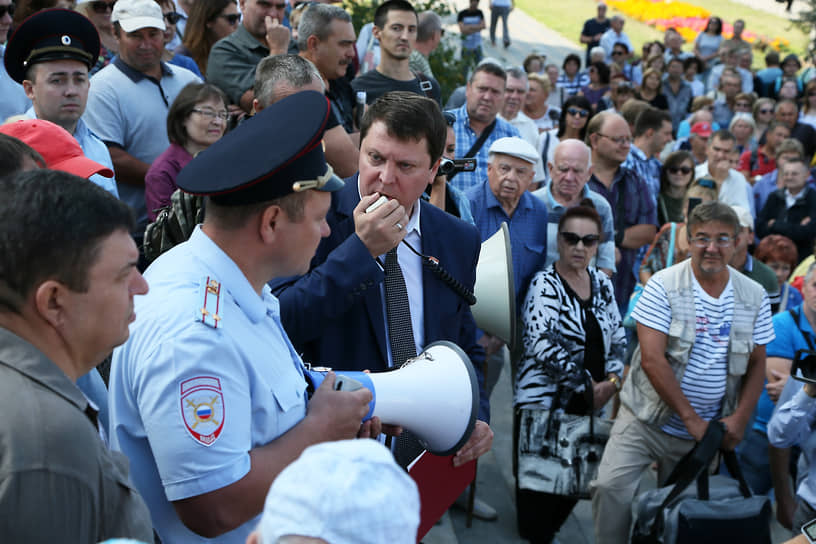 В деле о распространении фейков коммунист Михаил Матвеев (в центре) одержал над самарской полицией и моральную, и материальную победу