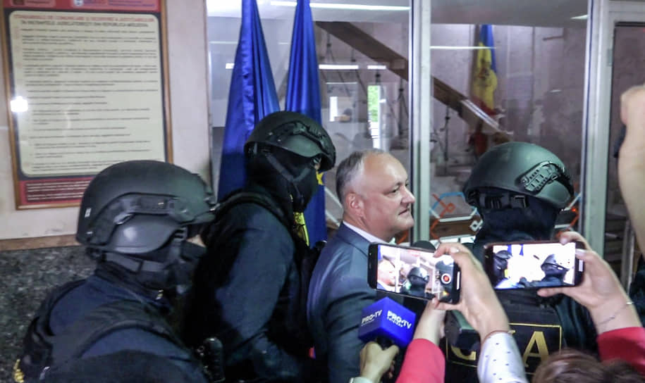 Экс-президент Молдавии Игорь Додон в здании суда