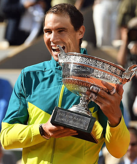 Легко обыграв в финале Roland Garros Каспера Рууда, 36-летний Рафаэль Надаль (на фото) одержал 22-ю победу на турнирах Большого шлема