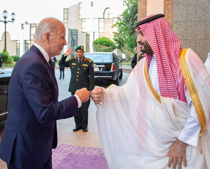 Джо Байден не стал обмениваться рукопожатием с наследным принцем Саудовской Аравии Мухаммедом бен Сальманом, они лишь соприкоснулись кулаками — якобы из предосторожностей, связанных с пандемией COVID-19
