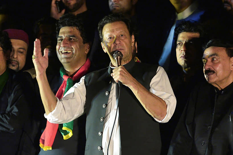 Экс-премьер Пакистана Имран Хан на антиправительственном митинге в Исламабаде