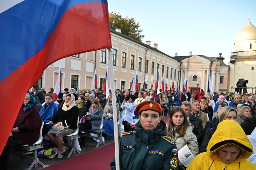 Концерты теперь трудно отличить от митингов