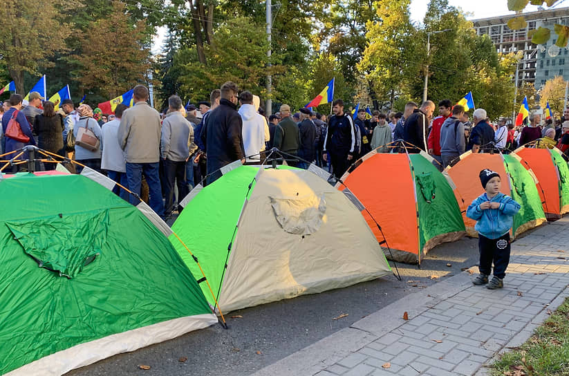 Антиправительственный митинг перед зданием администрации президента Молдавии