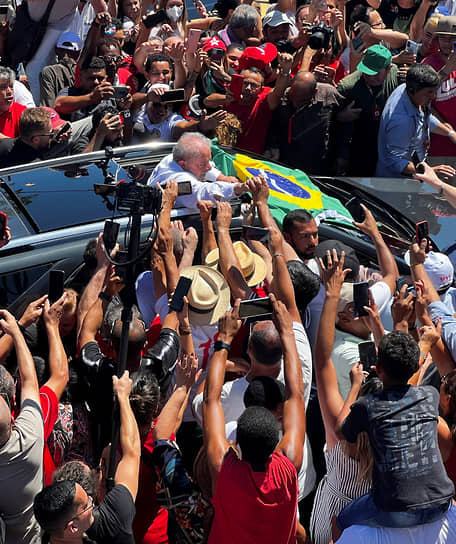 Бразильские левые с восторгом восприняли возвращение во власть социалиста Лулы да Силвы, пообещавшего вернуть согражданам достойный уровень жизни, восстановить систему здравоохранения и обуздать инфляцию