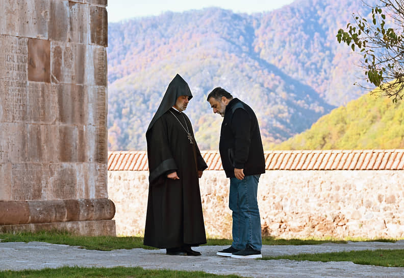 Рубен Варданян (справа) в Гандзасарском монастыре в селе Ванк