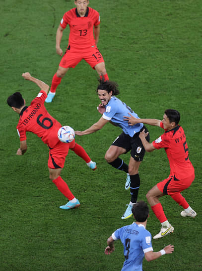 Вышедший на замену 35-летний ветеран Эдинсон Кавани (в центре) не сумел усилить атаку сборной Уругвая
