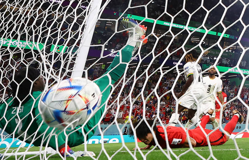 Мяч в воротах сборной Ганы