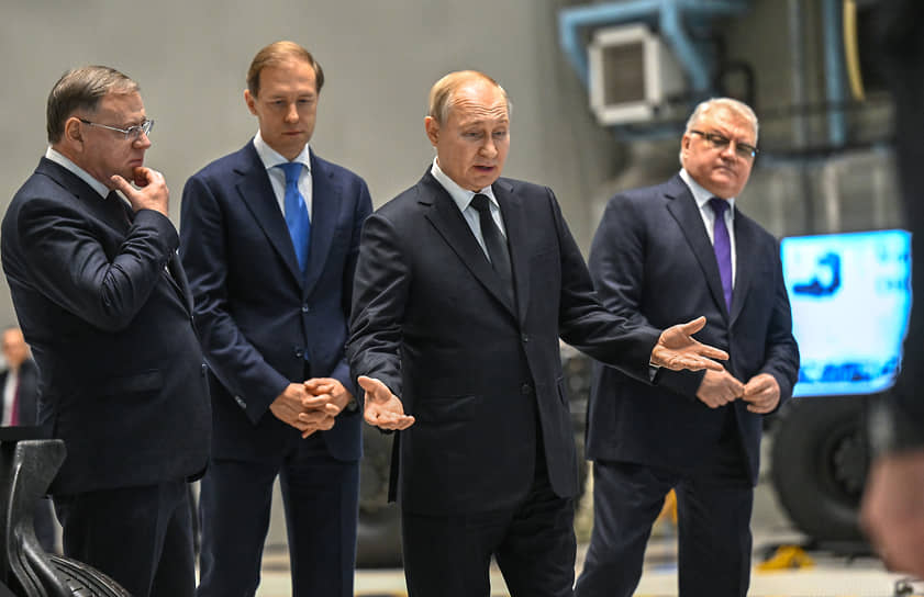 Владимир Путин вместе с руководством Обуховского завода пытается оценить его вклад в производство ракет. Нет, не выходит: бесценен