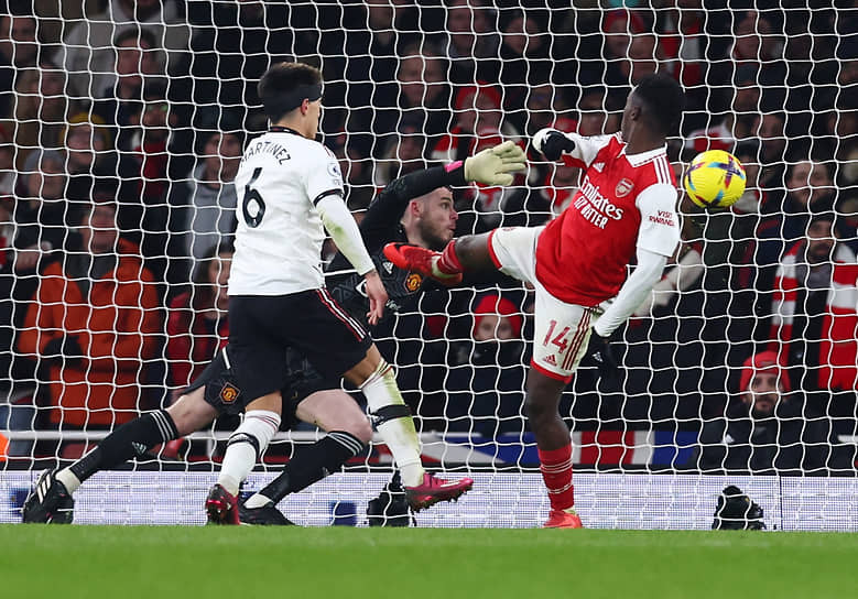 Форвард «Арсенала» Эдди Нкетиа (№14), забивший в ворота «Манчестер Юнайтед» два мяча, внес решающий вклад в победу своей команды