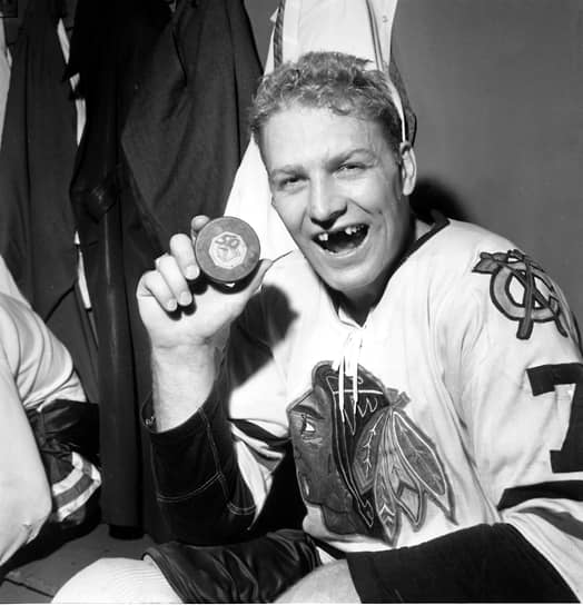 Бобби Халл стал первым в истории НХЛ хоккеистом, преодолевшим отметку в 50 голов в регулярном чемпионате