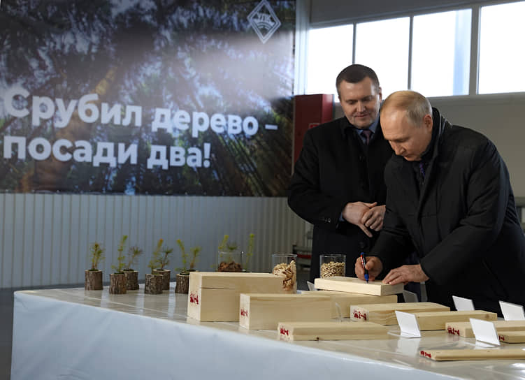 Президент России Владимир Путин (справа) и глава УЛК Владимир Буторин