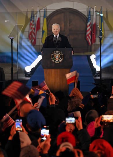 Хотя некоторые СМИ назвали выступление Джо Байдена в Варшаве «обращением к польскому народу», речь шла, конечно, больше об Украине, чей флаг вместе с американским и польским красовался за спиной президента США