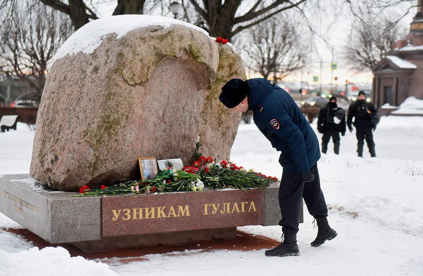 В годовщину смерти Бориса Немцова цветы приносили к Соловецкому камню в Петербурге