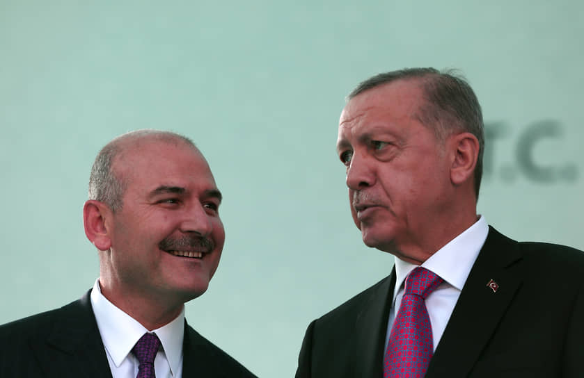 Глава МВД Турции Сулейман Сойлу (слева) и президент Турции Реджеп Тайип Эрдоган