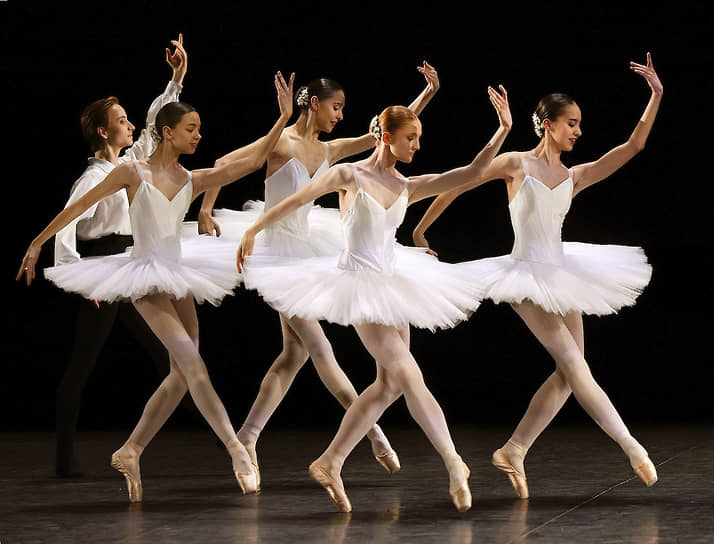 «Сюиту в белом», где Клод Бесси танцевала десятилетия назад, теперь в ее честь исполняло новейшее балетное поколение