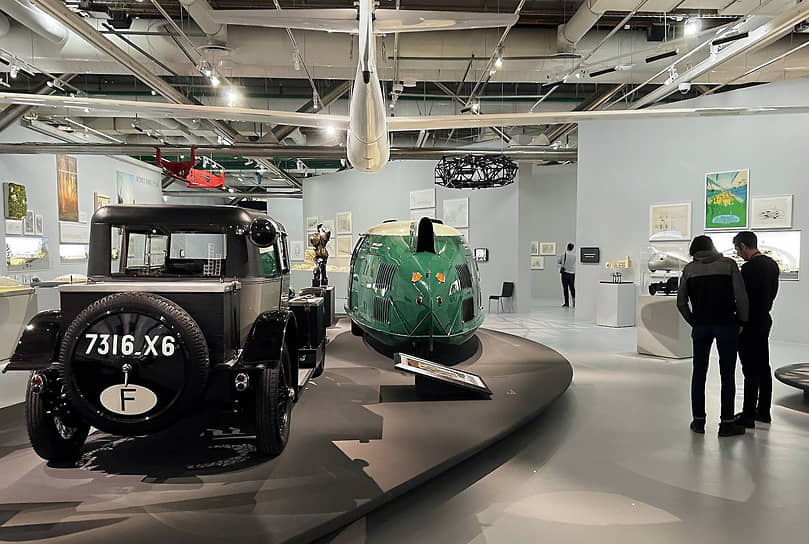 Наряду с собственной архитектурой Норман Фостер выставил вдохновлявшие ее предметы, включая автомобиль Ле Корбюзье