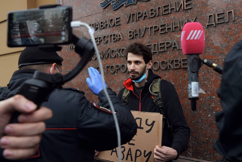 Основатель проекта «Штаб кандидатов» Дмитрий Кисиев в одиночном пикете (июнь 2020 года)