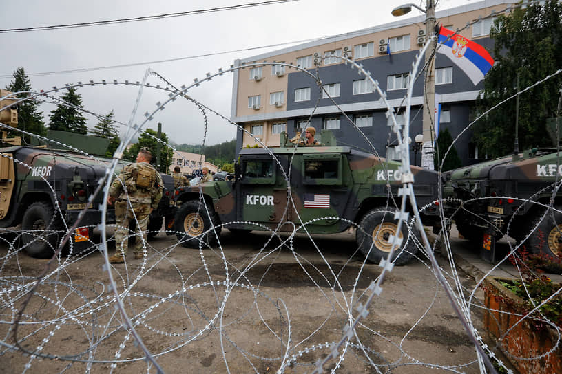 Военнослужащие контингента KFOR возле здания муниципалитета города Лепосавич на севере Косово