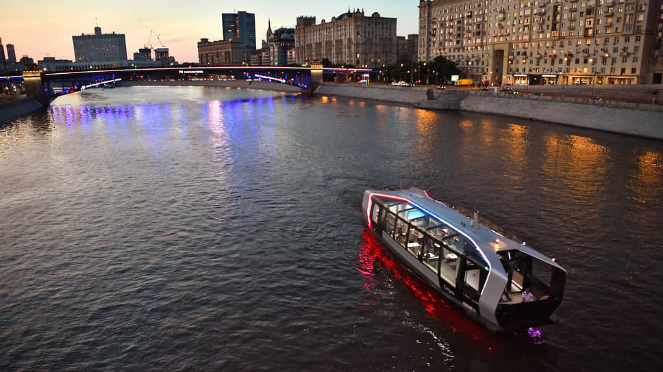 Как на Москве-реке запустили электрические речные трамваи с подсветкой